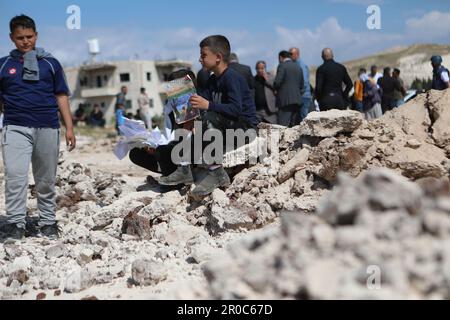 Bethléem. 7th mai 2023. Les gens se rassemblent sur le site de l'école Jib Al-Deeb après sa démolition par les autorités israéliennes à Bethléem, en Cisjordanie, sur 7 mai 2023. Les autorités israéliennes ont démoli dimanche une école palestinienne dans la ville de Bethléem, en Cisjordanie occupée, condamnant les Palestiniens et la communauté internationale à l'indignation. Crédit: Mamoun Wazwaz/Xinhua/Alamy Live News Banque D'Images