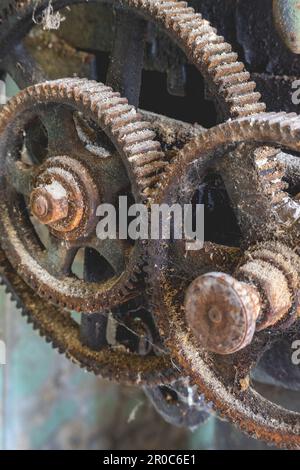 Vieilles machines rouillées dans une usine abandonnée. Banque D'Images