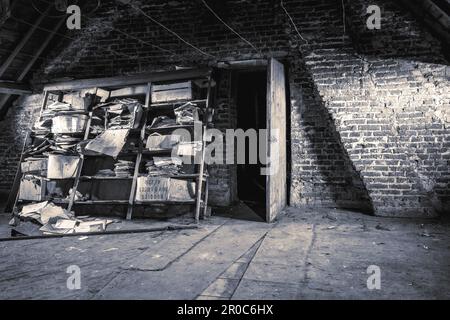 Ancienne grange dans un lieu abandonné quelque part en Belgique. Banque D'Images