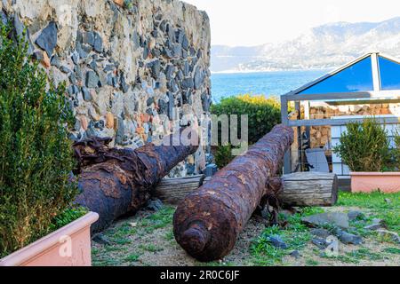 Fortezza Vecchia, Sardaigne, Italie, 2023 janvier de vieux canons gardaient l'entrée du port de la forteresse Fortezza Vecchia près de la ville de Villas Banque D'Images