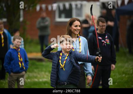 Le Prince George, observé par la princesse de Galles, tente de tir à l'arc tout en se joignant à des volontaires pour aider à rénover et améliorer la cabane des Scouts Upton 3rd à Slough, dans le cadre de l'aide à la grande sortie, pour marquer le couronnement du roi Charles III et de la reine Camilla. Date de la photo: Lundi 8 mai 2023. Banque D'Images