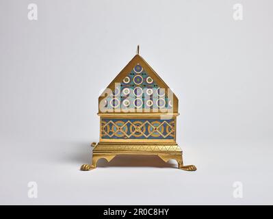 Bijou Casket, 1850-1885. Dorures, laiton et émail, sous forme d'une maison de reliquaire médiévale ancienne (contenant pour les reliques saintes) et faite à Birmingham. Banque D'Images