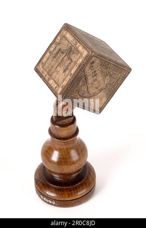 Cube Sundial, 1750-1800. Fabricant: J G. Kleininger. Ce cadran solaire cube a été fabriqué par J.G. Kleininger, un fabricant bien connu d'instruments mathématiques et scientifiques dans la seconde moitié du siècle 18th. Son travail est représenté dans de nombreuses collections de musées. Il est réglable sur un support en bois de hêtre tourné, et possède des cadrans en papier imprimés sur chaque surface du cube... Acheté de Edward H Pinto, 1965... . Banque D'Images