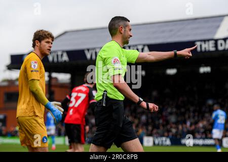 Stockport, Royaume-Uni. 08th mai 2023. L'arbitre outrepasse sa décision initiale et rejette un but lors du match Sky Bet League 2 Stockport County vs Hartlepool United au stade Edgeley Park, Stockport, Royaume-Uni, 8th mai 2023 (photo de Ben Roberts/News Images) à Stockport, Royaume-Uni le 5/8/2023. (Photo de Ben Roberts/News Images/Sipa USA) crédit: SIPA USA/Alay Live News Banque D'Images