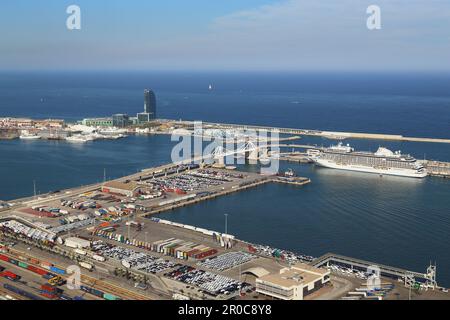 BARCELONE, ESPAGNE - 11 MAI 2017 : il s'agit d'une vue aérienne des nouveaux terminaux de fret et de passagers portuaires. Banque D'Images