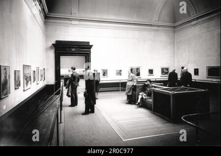Visiteurs d'une exposition Vincent van Gogh à la galerie 14 au musée et à la galerie d'art de Birmingham en 1948 Banque D'Images