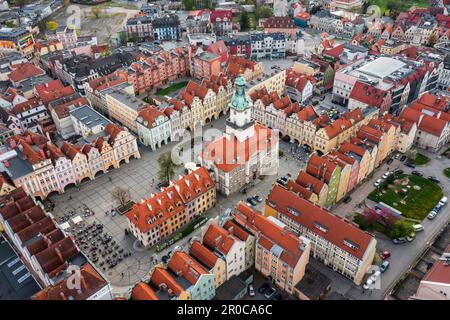 Jelenia Góra, Basse Sielesia, Pologne: Photo aérienne capture la place du marché dynamique de la ville de Jelenia Góra. Banque D'Images