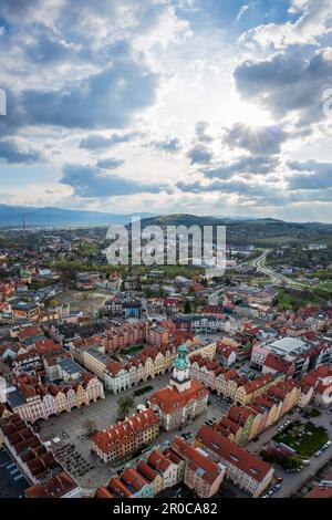 Jelenia Góra, Basse Sielesia, Pologne: Photo aérienne capture la place du marché dynamique de la ville de Jelenia Góra. Banque D'Images