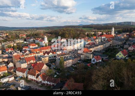 Jelenia Góra, Basse Sielesia, Pologne: Photo aérienne capture la place du marché dynamique de la ville de Jelenia Góra. Banque D'Images