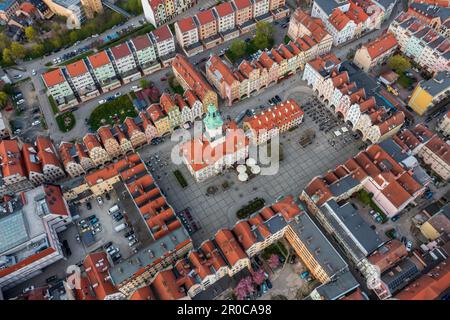 Jelenia Góra, Basse Sielesia, Pologne: Photo aérienne capture la place du marché dynamique de la ville de Jelenia Góra. Banque D'Images