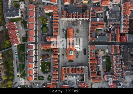 Jelenia Góra, Basse Sielesia, Pologne: Photo aérienne capture la place du marché dynamique de la ville de Jelenia Góra. Banque D'Images