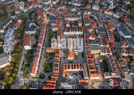 Jelenia Góra, Basse Sielesia, Pologne: Photo aérienne capture la place du marché dynamique de la ville de Jelenia Góra. Banque D'Images