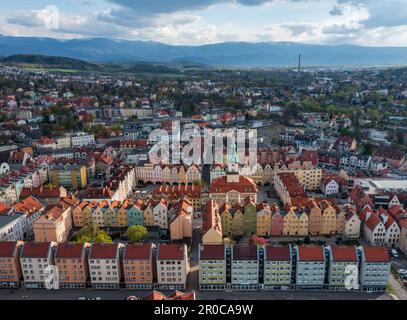 Jelenia Góra, Basse Sielesia, Pologne: Photo aérienne capture la place du marché dynamique de la ville de Jelenia Góra. Banque D'Images