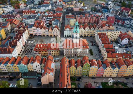 Jelenia Góra, Basse Sielesia, Pologne: Photo aérienne capture la place du marché dynamique de la ville de Jelenia Góra. Banque D'Images