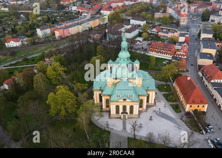 Jelenia Góra, Basse Sielesia, Pologne: Photo aérienne capture la place du marché dynamique de la ville de Jelenia Góra. Banque D'Images