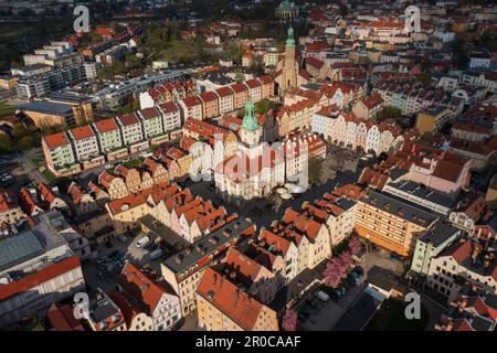 Jelenia Góra, Basse Sielesia, Pologne: Photo aérienne capture la place du marché dynamique de la ville de Jelenia Góra. Banque D'Images