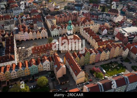 Jelenia Góra, Basse Sielesia, Pologne: Photo aérienne capture la place du marché dynamique de la ville de Jelenia Góra. Banque D'Images