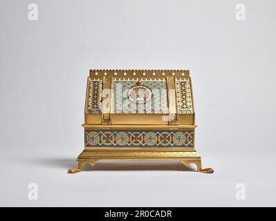 Bijou Casket, 1850-1885. Dorures, laiton et émail, sous forme d'une maison de reliquaire médiévale ancienne (contenant pour les reliques saintes) et faite à Birmingham. Banque D'Images