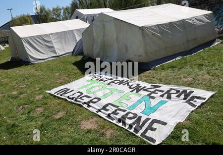 Rostock, Allemagne. 08th mai 2023. Une bannière au camp de protestation contre le salon des armes 'technologie de défense sous-marine (UDT)' lit 'les sociétés d'armes tuent au loin'. Lors de l'exposition et de la conférence de trois jours à partir de 09.05.2023, plus de 1500 visiteurs du monde entier et environ 70 exposants de l'industrie des armes sont attendus. Credit: Bernd Wüstneck/dpa/Alay Live News Banque D'Images