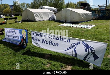 Rostock, Allemagne. 08th mai 2023. Sur les bannières dans le camp de protestation contre le salon des armes 'Undersea Defense Technology (UDT)' est écrit 'pas de publicité pour tuer et mourir!' Et « Créer la paix sans armes ». Lors de l'exposition et de la conférence de trois jours à partir de 09.05.2023, plus de 1500 visiteurs du monde entier et environ 70 exposants de l'industrie des armes sont attendus. Credit: Bernd Wüstneck/dpa/Alay Live News Banque D'Images