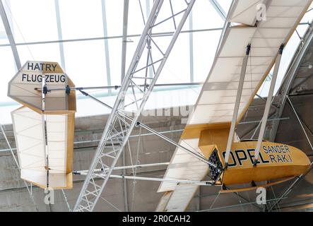 Hesse, Allemagne. 08th mai 2023. 08 mai 2023, Hesse, Rüsselsheim: L'avion de fusée Opel OPEL-Sander RAK I est exposé dans l'exposition. A l'occasion de l'anniversaire 186th d'Adam Opel (* 9 mai 1837, Rüsselsheim am main), la ville de Rüsselsheim organise la semaine du festival Adam Opel (10 mai à 14). Parmi d'autres véhicules, les fusées Opel RAK I et RAK II lancées par Fritz von Opel, la fusée Opel Motoclub et l'avion Opel-Sander RAK I seront présentées ensemble pour la première fois dans le Werkhalle. Photo: Andreas Arnold/dpa crédit: dpa Picture Alliance/ Banque D'Images