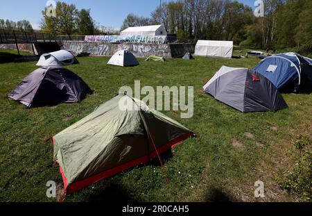 Rostock, Allemagne. 08th mai 2023. Des tentes se trouvent dans le camp de protestation contre la foire aux armes 'technologie de défense sous-marine (UDT)'. Plus de 1500 visiteurs du monde entier et environ 70 exposants de l'industrie de la défense sont attendus à l'exposition et à la conférence de trois jours de 09.05.2023. Credit: Bernd Wüstneck/dpa/Alay Live News Banque D'Images