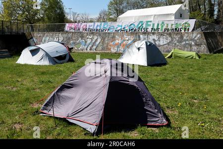 Rostock, Allemagne. 08th mai 2023. Des tentes se trouvent dans le camp de protestation contre la foire aux armes 'technologie de défense sous-marine (UDT)'. Plus de 1500 visiteurs du monde entier et environ 70 exposants de l'industrie de la défense sont attendus à l'exposition et à la conférence de trois jours de 09.05.2023. Credit: Bernd Wüstneck/dpa/Alay Live News Banque D'Images