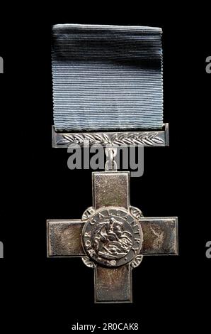 Médaille George Cross, 1941. Remis pour bravoure lors des raids aériens de Birmingham du 15th au 16th octobre 1940 au commandant de section George Walter Inwood (1905-1940) de la Garde d'intérieur, le 27th mai 1941... Du site Web de la Commission des sépultures de guerre du Commonwealth:. 'Enregistrement CDR. Inwood a été appelé à une cave dans laquelle un certain nombre de personnes ont été piégées à la suite d'un RAID aérien lourd à Birmingham. La maison avait été frappée par une bombe provoquant une fuite de gaz, tous dans la cave étaient inconscients en raison des effets du gaz, Inwood a été abaissé par corde et a réussi à sauver deux hommes. Bien que souffrant du gaz lui-même il W. Banque D'Images