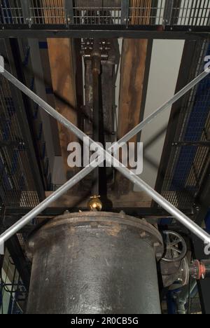 « Old Smethwick » Canal Pump Engine, 1779. Makers : Matthew Boulton et James Watt. Le moteur Smethwick a été installé près de Birmingham et mis en service en mai 1779. Aujourd'hui à ThinkTank, au Musée des sciences de Birmingham, c'est le plus vieux moteur à vapeur en service au monde. À l'origine, il s'agissait de l'un des deux moteurs à vapeur utilisés pour pomper de l'eau jusqu'au sommet de 491 pieds (150 m) du canal de la BCN Old main Line (canal de Birmingham) à Smethwick, non loin de la fonderie Soho où il a été fabriqué. Banque D'Images