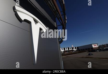 Concession et service de voiture Tesla, Örebro, Suède Banque D'Images