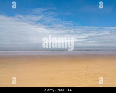 Vue sur le parc éolien offshore de Redcar, North Yorkshire, Angleterre Banque D'Images