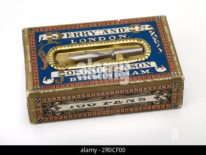Boîte de pointes Perry Pen. Fabricant: Josiah Mason. Boîte à cartes avec couvercle, pointe de stylo montée sur le dessus avec encadrement en aluminium doré contenant 50 pointes de stylo Banque D'Images