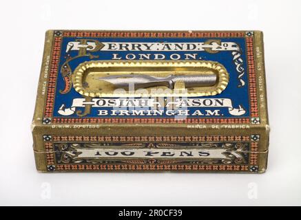 Boîte de pointes Perry Pen. Fabricant: Josiah Mason. Boîte à cartes avec couvercle, pointe de stylo montée sur le dessus avec encadrement en aluminium doré contenant 50 pointes de stylo Banque D'Images