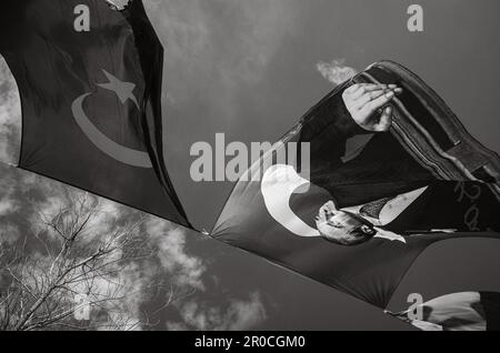 L'exposition de bannières et de drapeaux volant haut dans le vent sur une corde contre un ciel bleu à Antalya, Turquie présente le pays politique et nationale Banque D'Images