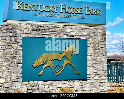 Panneau d'entrée pour le Kentucky Horse Park, une destination touristique qui abrite plusieurs installations axées sur les courses hippiques, populaire dans l'État de Bluegrass. Banque D'Images