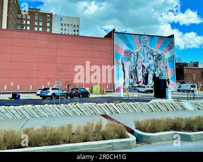 Un grand tableau en hommage à Abraham Lincoln orne tout le côté d'un bâtiment dans le centre-ville de Lexington, Kentucky, vu ici un après-midi ensoleillé. Banque D'Images