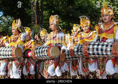 Denpasar, île de Bali, Indonésie - 11 juin 2016 : les jeunes musiciens vêtus de costumes ethniques balinais jouent de la musique traditionnelle d'orchestre Banque D'Images