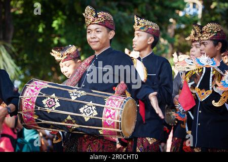 Denpasar, île de Bali, Indonésie - 11 juin 2016 : les jeunes musiciens vêtus de costumes ethniques balinais jouent de la musique traditionnelle d'orchestre Banque D'Images