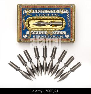 Boîte de pointes Perry Pen. Fabricant: Josiah Mason. Boîte à cartes avec couvercle, pointe de stylo montée sur le dessus avec encadrement en aluminium doré contenant 50 pointes de stylo Banque D'Images