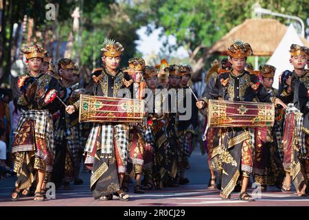 Denpasar, île de Bali, Indonésie - 11 juin 2016 : les jeunes musiciens vêtus de costumes ethniques balinais jouent de la musique traditionnelle d'orchestre à ritua Banque D'Images