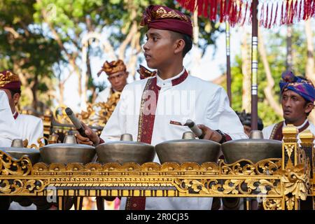 Denpasar, île de Bali, Indonésie - 11 juin 2016 : les jeunes musiciens vêtus de costumes balinais jouent de la musique traditionnelle à l'orchestre gamelan Banque D'Images