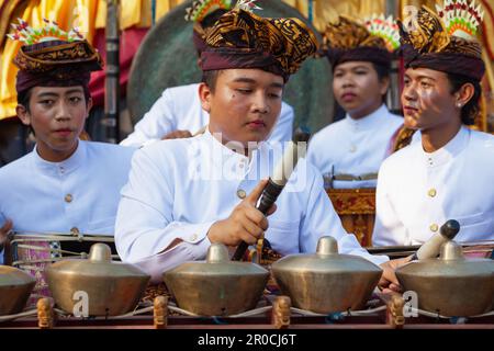 Denpasar, île de Bali, Indonésie - 11 juin 2016 : les jeunes musiciens vêtus de costumes ethniques balinais jouent de la musique traditionnelle d'orchestre à ritua Banque D'Images