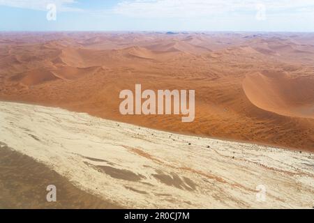 Photographie aérienne des dunes de sable rouge, Sossusvlei, parc national Namib-Naukluft, Namibie. La couleur rouge indique l'âge de cette dune A. Banque D'Images