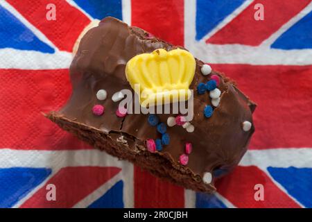 Tranche de couronnement Colin le gâteau Caterpillar de Marks & Spencer M&S sur la serviette de serviette Union Jack pour le couronnement du roi Charles III Banque D'Images