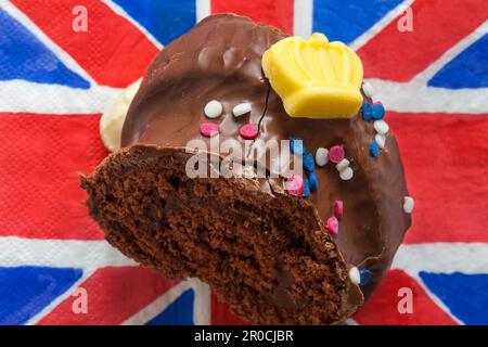 Tranche de couronnement Colin le gâteau Caterpillar de Marks & Spencer M&S sur la serviette de serviette Union Jack pour le couronnement du roi Charles III Banque D'Images