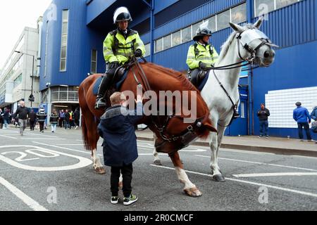Un jeune fan touche un cheval de police à l'extérieur du stade, devant le match du championnat Sky Bet à Loftus Road, Londres. Date de la photo: Lundi 8 mai 2023. Banque D'Images