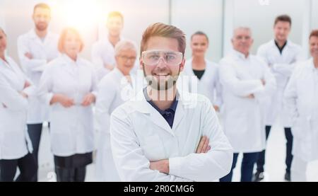 un chef scientifique confiant devant une équipe de jeunes scientifiques. Banque D'Images