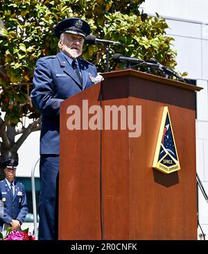 El Segundo, États-Unis d'Amérique. 18 mars 2023. Astronaute à la retraite et Brig de la Force aérienne. Le général Buzz Aldrin livre lors de sa cérémonie de promotion au Commandement des systèmes spatiaux, 5 mai 2023, à El Segundo, Californie, États-Unis. Lors de la cérémonie, Aldrin a été promu au grade honorifique de brigadier général de la Force spatiale à partir de son grade de retraite de colonel de la Force aérienne. Crédit : LT Katelin Robinson/É.-U. Space Force/Alamy Live News Banque D'Images