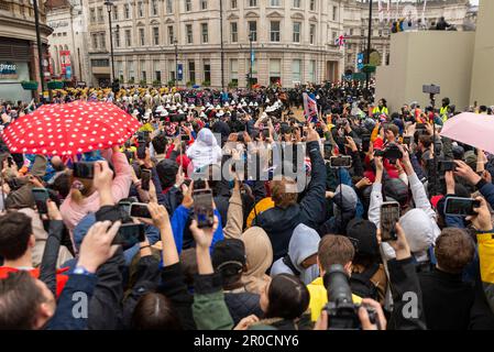 Des foules de gens qui regardent la procession royale du couronnement du roi Charles III à Whitehall, Londres, Royaume-Uni. Foule avec vue à distance Banque D'Images