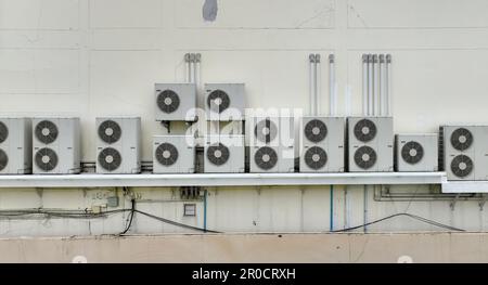 De nombreuses unités de condensation de climatiseurs sont installées sur un mur en béton. Entretien et réparation du climatiseur à la maison ou au bureau. Banque D'Images